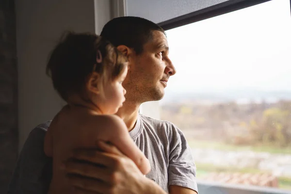Beyaz Bir Adam Babası Küçük Bebeğini Kucağında Tutarken Evinin Penceresinde — Stok fotoğraf