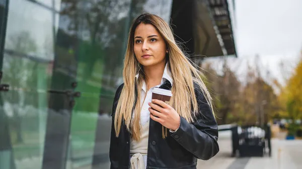 Una Joven Mujer Caucásica Estudiante Pie Caminando Frente Edificio Universidad — Foto de Stock