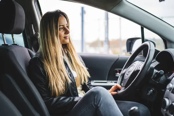 Jong Volwassene Een Kaukasische Vrouw Zitten Auto Wachten Zijaanzicht Kopiëren — Stockfoto