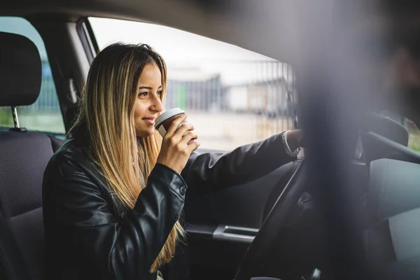 Jong Volwassene Een Blanke Vrouw Rijden Auto Wachten Terwijl Het — Stockfoto