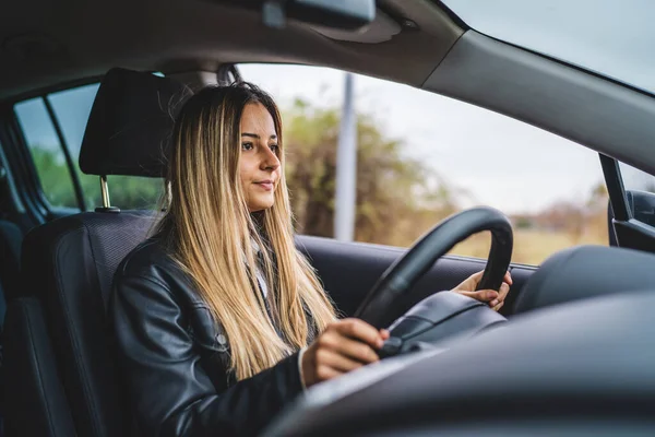 Jovem Adulto Uma Mulher Caucasiana Dirigindo Carro Esperando Enquanto Segurando — Fotografia de Stock