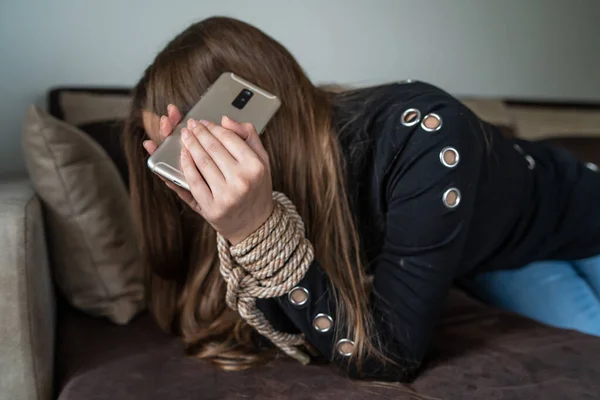 Nieznana Kaukaska Kobieta Ofiara Handlu Ludźmi Sięgająca Telefon Komórkowy Próbująca — Zdjęcie stockowe