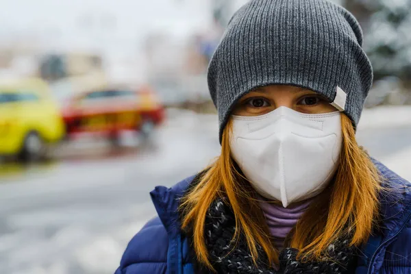 穿着夹克和防护面罩站在室外的成年高加索女人的前景特写 以防止眼镜蛇在大流行病中传播 真实的人复制空间 — 图库照片