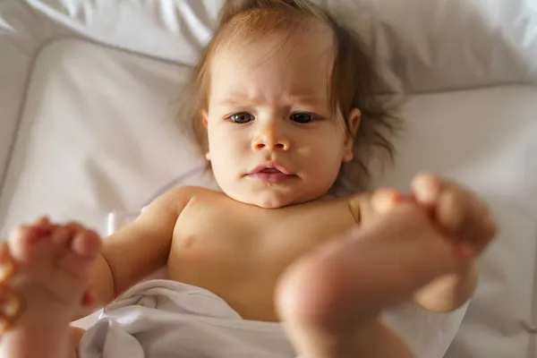 Cerca Pequeño Bebé Caucásico Niña Seis Meses Edad Acostado Cama —  Fotos de Stock