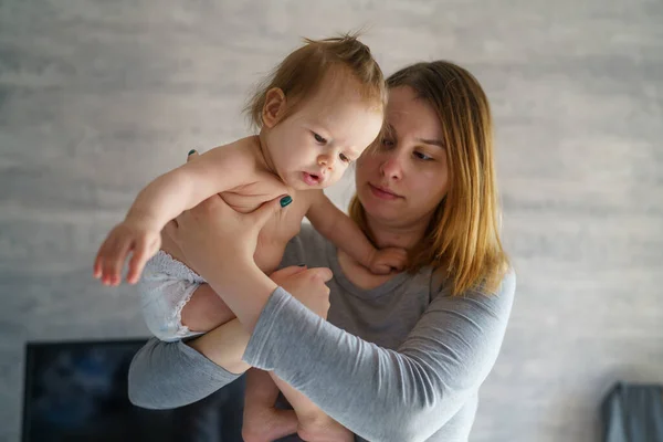 Bebé Madre Mujer Caucásica Adulta Sostienen Hija Seis Meses Edad — Foto de Stock