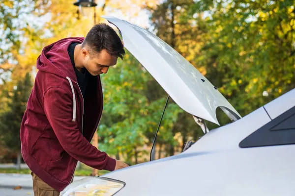 大人Caucasian男スタンディングによって彼の車チェック失敗したエンジンの壊れた車 — ストック写真