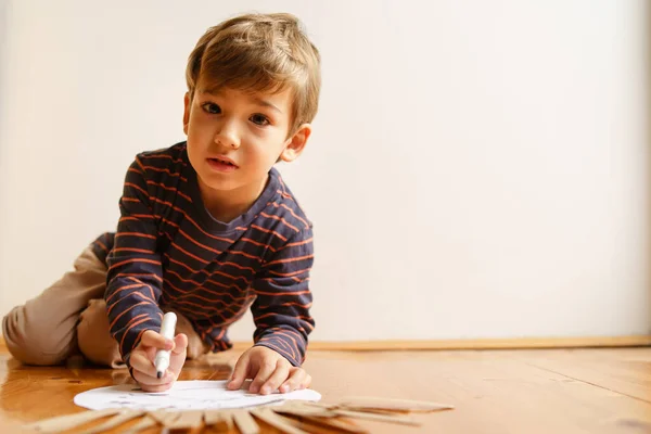 Small Caucasian Boy Playing Floor Home Using Crayon Draw Paper — Stock Photo, Image