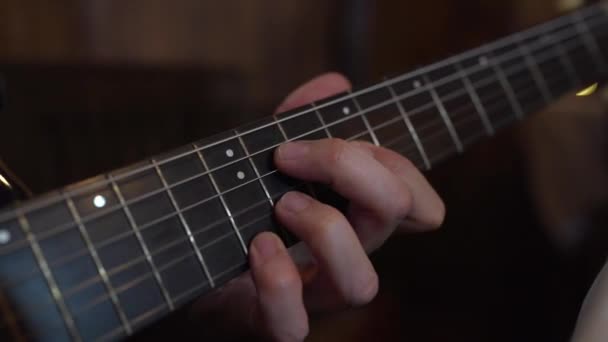 Fechar Mão Esquerda Guitarrista Desconhecido Tocando Bar Escuro — Vídeo de Stock