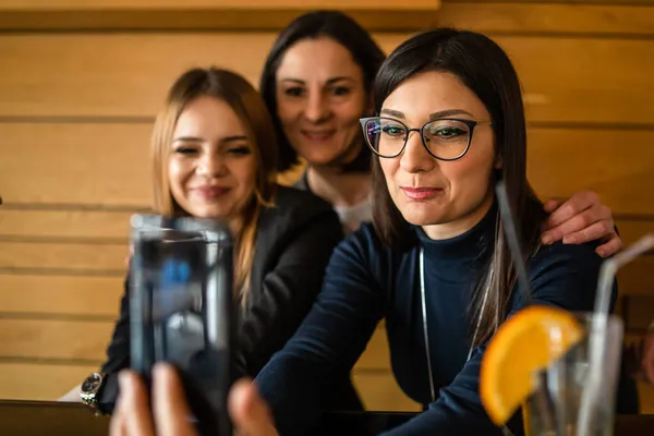 Framifrån Grupp Vuxna Kaukasiska Kvinnor Ung Kvinna Som Håller Mobiltelefon — Stockfoto