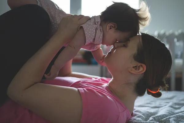 Young Adult Caucasian Mother Playing Her Four Months Old Baby — Stock Photo, Image