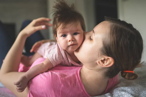 Young Adult Caucasian Mother Playing Her Four Months Old Baby — Stock Photo, Image