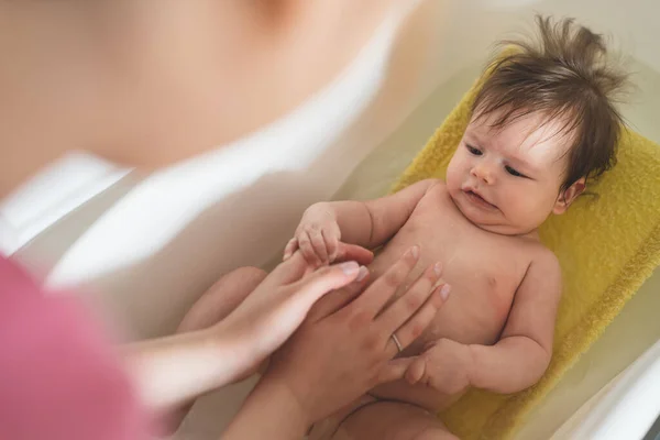 Pequeño Bebé Caucásico Tomando Baño Casa Mujer Desconocida Madre Sosteniendo —  Fotos de Stock