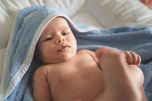 Pequeño Bebé Caucásico Acostado Toalla Azul Después Bañarse Casa Desnudo —  Fotos de Stock