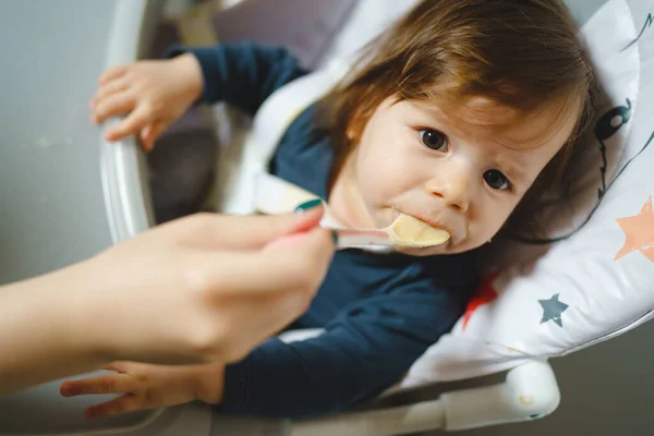 Ein Kleines Kaukasisches Baby Füttert Während Der Stuhlhand Einer Unbekannten — Stockfoto