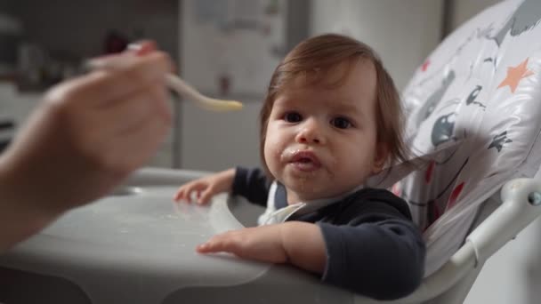 Bebeluș Mic Caucazian Care Hrănește Timp Stă Mâna Scaunului Unei — Videoclip de stoc