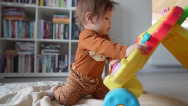 Pequeño Bebé Caucásico Seis Siete Meses Jugando Con Juguete Suelo — Vídeos de Stock