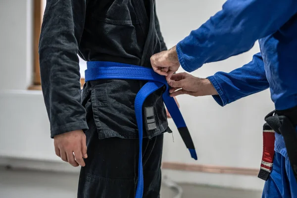 Bjj Brazilský Jui Jutsu Pás Povýšení Zblízka Ruce Neznámého Instruktora — Stock fotografie