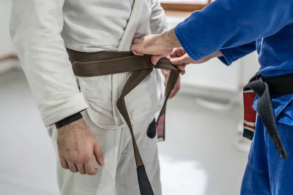 Bjj Brazylijski Jui Jutsu Pasa Promocji Zbliżenie Rękach Nieznanego Instruktora — Zdjęcie stockowe