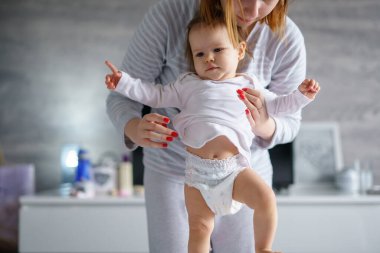 Kafkas bir bebek, gün içinde aydınlık odada yatağında dikilirken annesi üstünü değiştirirken gerçek insanlar büyür ve aile kavramını taklit eder.