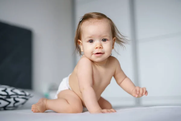 Vista Frontal Pequeño Bebé Caucásico Siete Meses Sentado Arrastrándose Cama —  Fotos de Stock