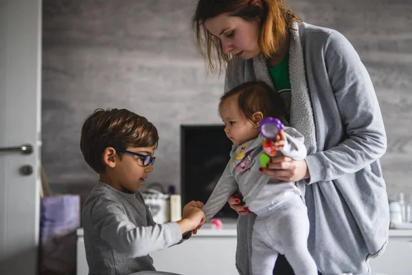 Niño Caucásico Niño Pequeño Madre Mujer Joven Cuidando Del Hermano — Foto de Stock