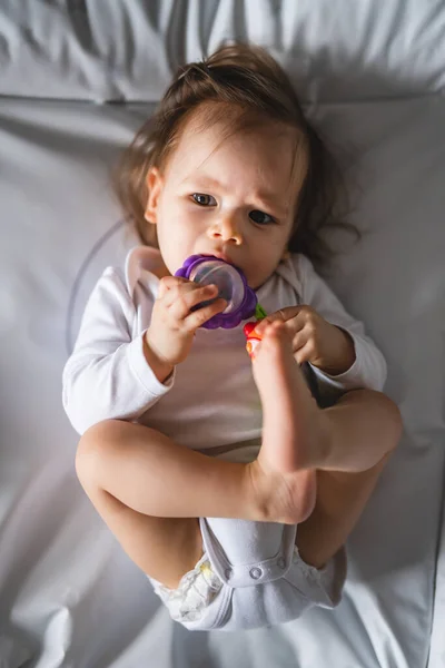 Κάτοψη Ένα Καυκάσιο Μωρό Έξι Μηνών Ξαπλωμένο Στο Κρεβάτι Όλο — Φωτογραφία Αρχείου