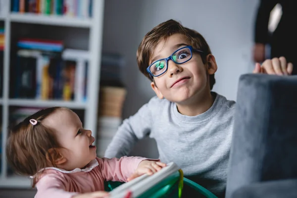 幸せな小さなCaucasian男の子5歳身に着けている眼鏡を持って楽しいです彼の赤ちゃん妹遊び心のある兄弟とともにホームリアル人々レジャーコンセプト小児期とボンディング家族 — ストック写真
