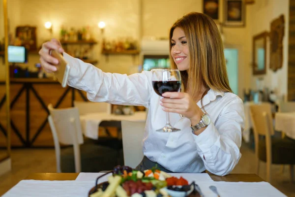 Una Mujer Sentada Sola Mesa Del Restaurante Sosteniendo Una Copa — Foto de Stock