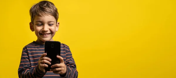 Visão Frontal Retrato Pequeno Menino Caucasiano Segurando Smartphone Frente Fundo — Fotografia de Stock