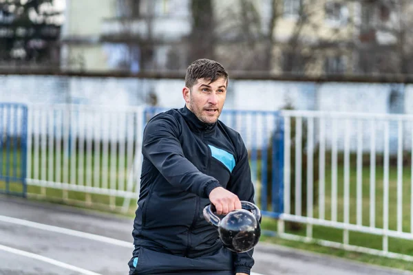 Portré Egy Felnőtt Kaukázusi Férfi Férfi Sportoló Áll Szabadban Stadion — Stock Fotó