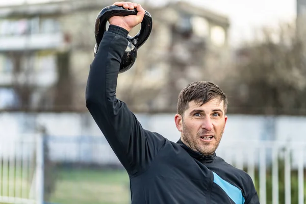 Retrato Hombre Caucásico Adulto Atleta Masculino Pie Aire Libre Con — Foto de Stock