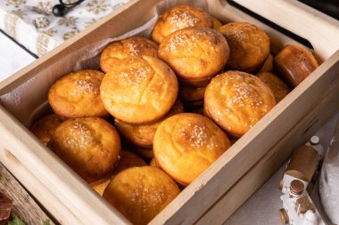 Kahvaltıda mısır ekmekli çörekler, fırında mısır ekmeği taze organik vejetaryen yiyecekler, sağlıklı ve geleneksel mutfak konsepti.