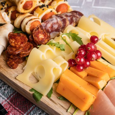 Peynir ve sosisin üzerindeki aperatifleri yakın.