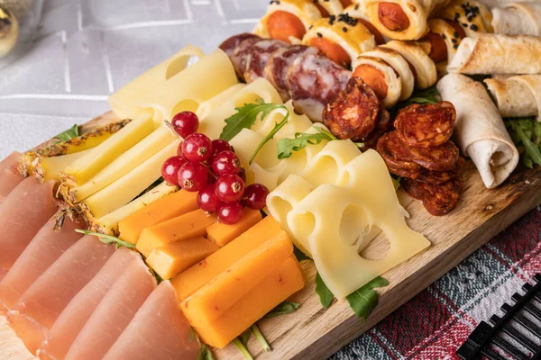 Peynir ve sosisin üzerindeki aperatifleri yakın.