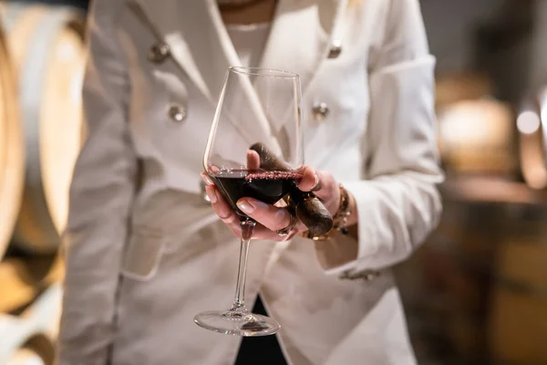 Middel Van Een Onbekende Blanke Vrouw Met Een Glas Rode — Stockfoto