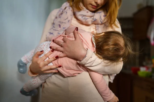 Kleine Kaukasische Mädchen Den Händen Ihrer Mutter Hause Aufwachsen Kindheitskonzept — Stockfoto