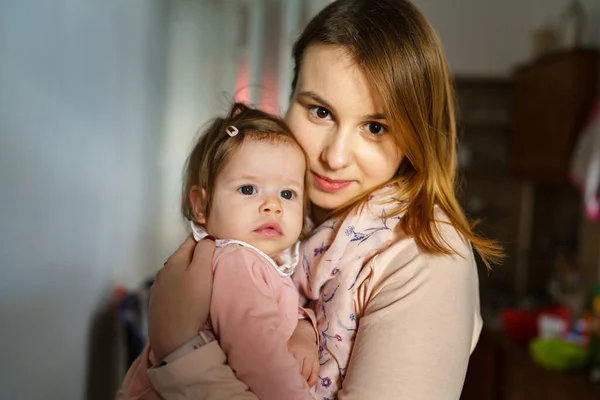 Klein Kaukasisch Baby Meisje Handen Van Haar Moeder Thuis Opgroeien — Stockfoto