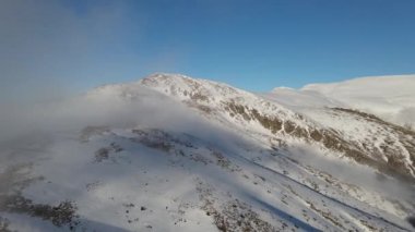 Soğuk kış günü kar altında dağın tepesinde uçan insansız hava aracı. Balkan Dağı 'nda Stara Planina. Sırbistan' da eski bir dağ. 