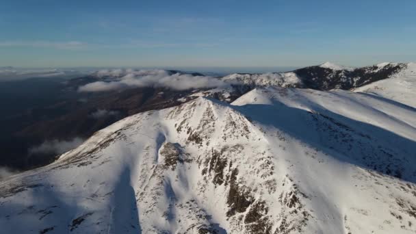 Drone Flyger Ovanför Berget Täckt Med Snö Kalla Vinterdag Balkan — Stockvideo