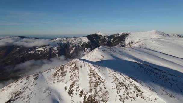 Drone Flyger Ovanför Berget Täckt Med Snö Kalla Vinterdag Balkan — Stockvideo