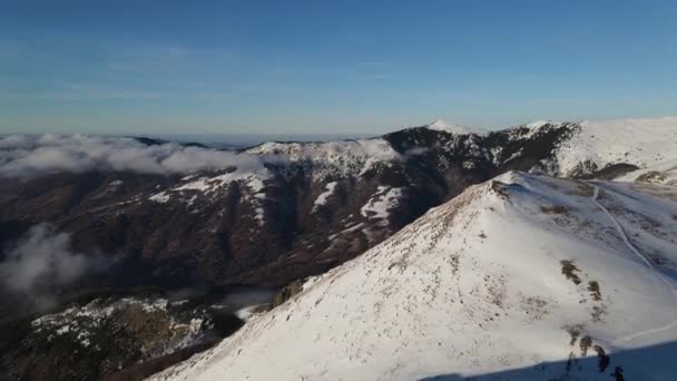 Drone Flyger Ovanför Berget Täckt Med Snö Kalla Vinterdag Balkan — Stockvideo