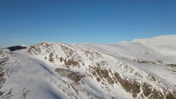 Drone Vliegen Boven Bergtop Bedekt Met Sneeuw Koude Winter Dag — Stockvideo