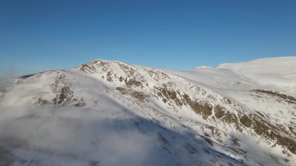 Drone Volando Por Encima Cima Montaña Cubierto Nieve Frío Día — Vídeos de Stock