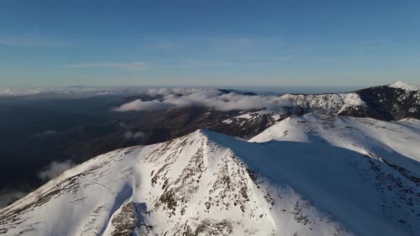 Drone Flyger Ovanför Berget Täckt Med Snö Kalla Vinterdag Balkan — Stockvideo