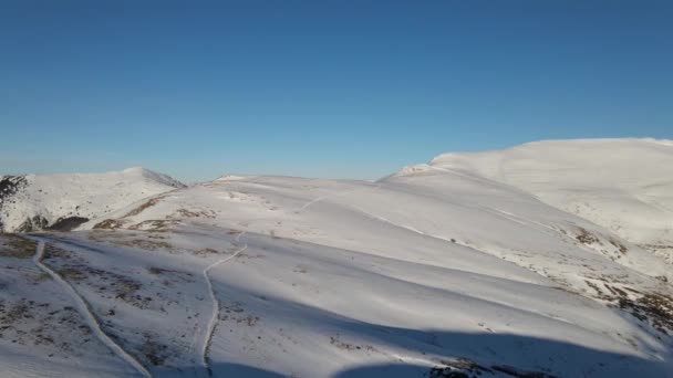 Dron Lecący Nad Szczytem Góry Pokryty Śniegiem Chłodny Zimowy Dzień — Wideo stockowe