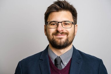 30 yaşında, sakallı, gözlüklü, beyaz arka planda kameraya bakan beyaz elbiseli genç bir beyaz adamın portresi genç iş adamı başarısı konsepti kopyalama alanı