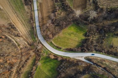 Gökyüzü manzarası yukarıdan aşağıya dağ sırasındaki dağ yolunda etraftaki çimenler ve ağaçlar arasında - Sırbistan 'daki Stara Planina Eski Dağı' nda doğa yolculuğu konsept drone fotoğrafı