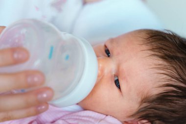 Bir haftalık bebek suni mama ile beslenirken yalan söylüyor.