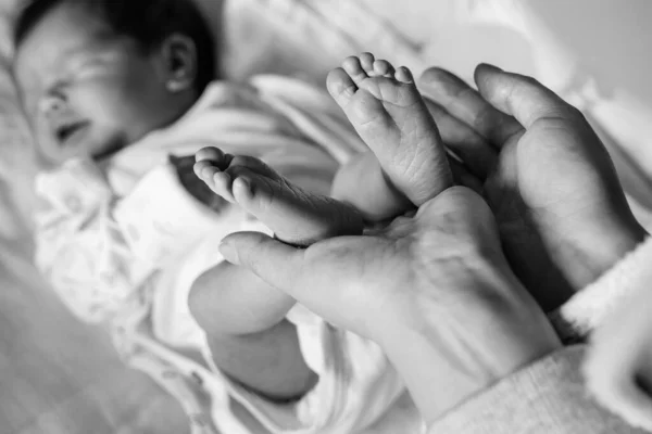 Close Hands Unknown Woman Holding Feet Her Newborn Baby Son — стоковое фото