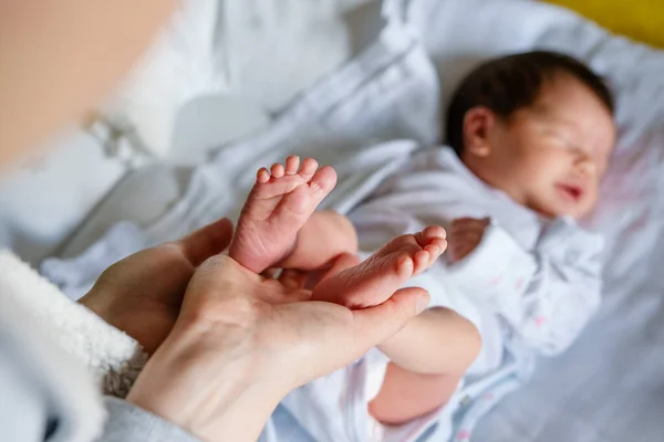 Close Mãos Mulher Desconhecida Segurando Pés Seu Bebê Recém Nascido — Fotografia de Stock